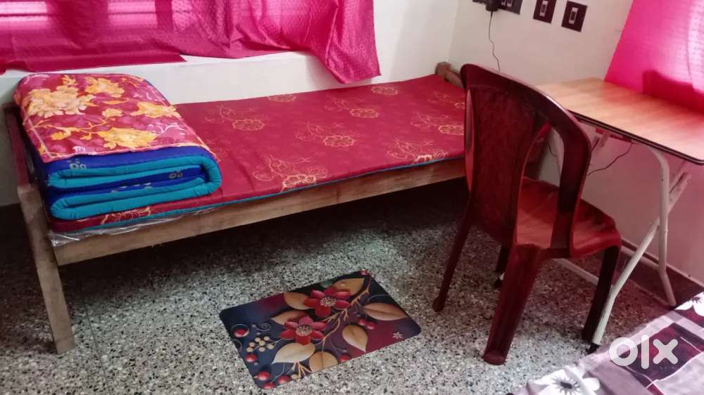 BOYS HOSTEL Statue near Gandhari Amman Covil, ROOMS  available.