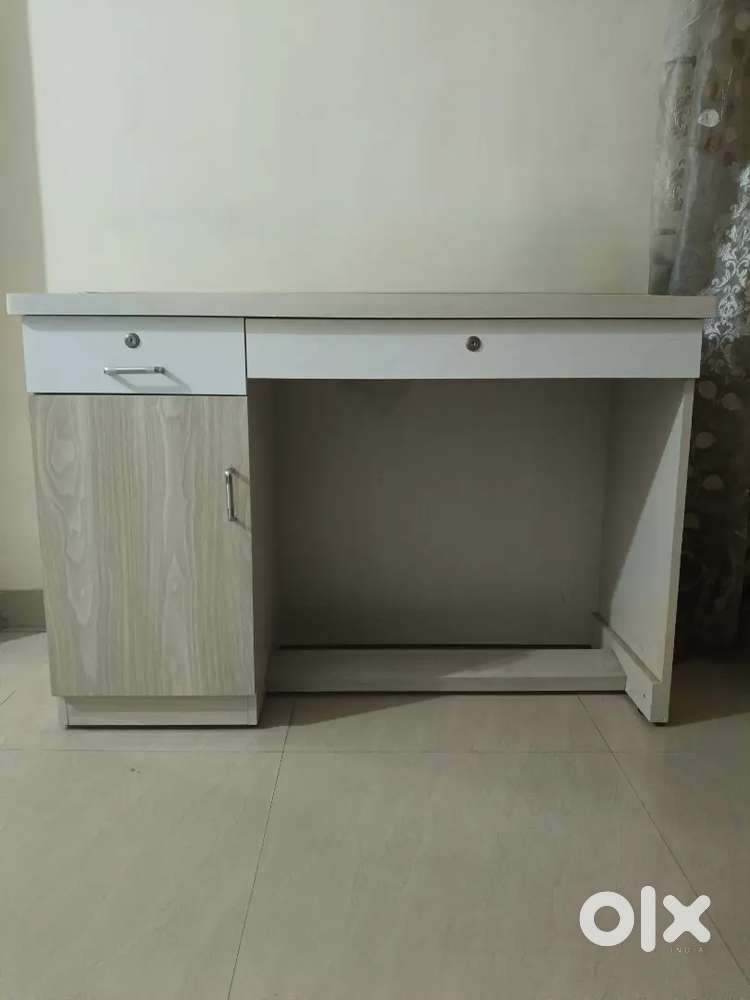 Computer Table for Sale - Like New!