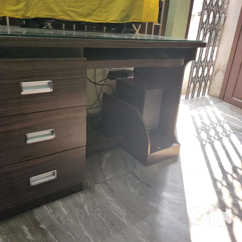 Office/computer/study table with drawers