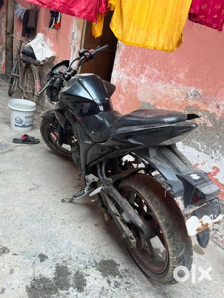 Suzuki gixxer black