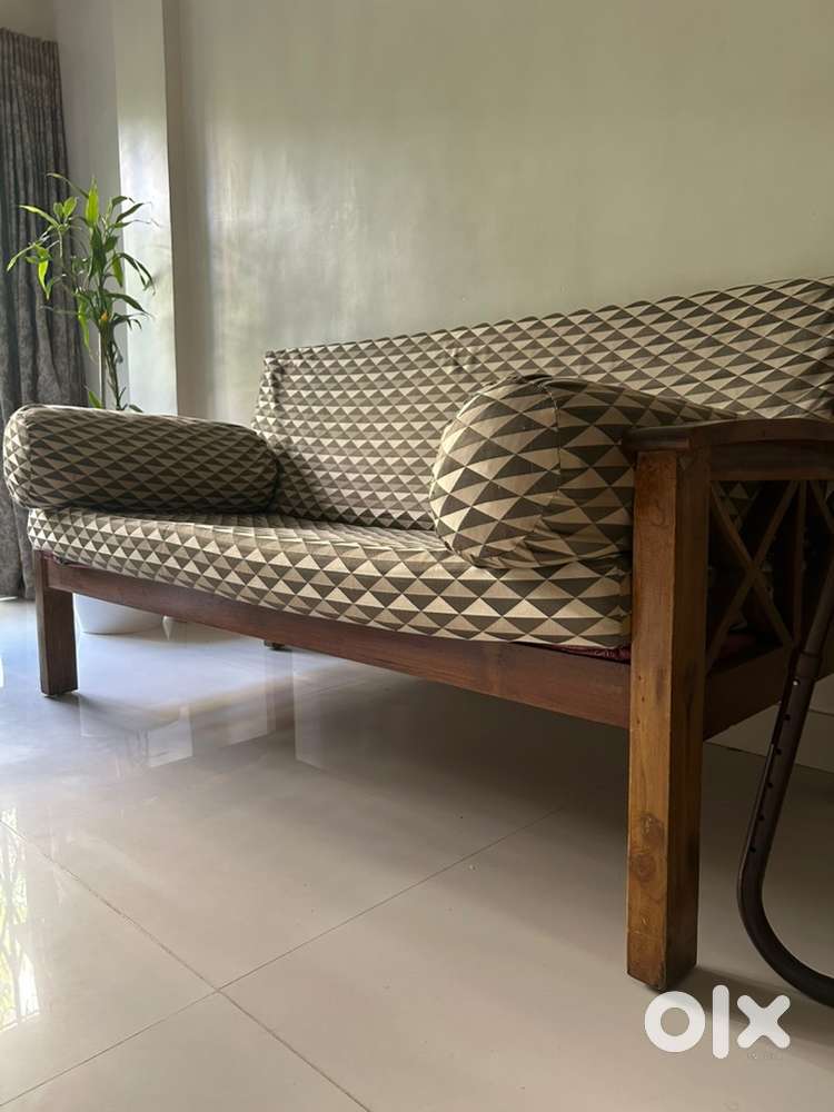 3+2 Sofa and Centre Table