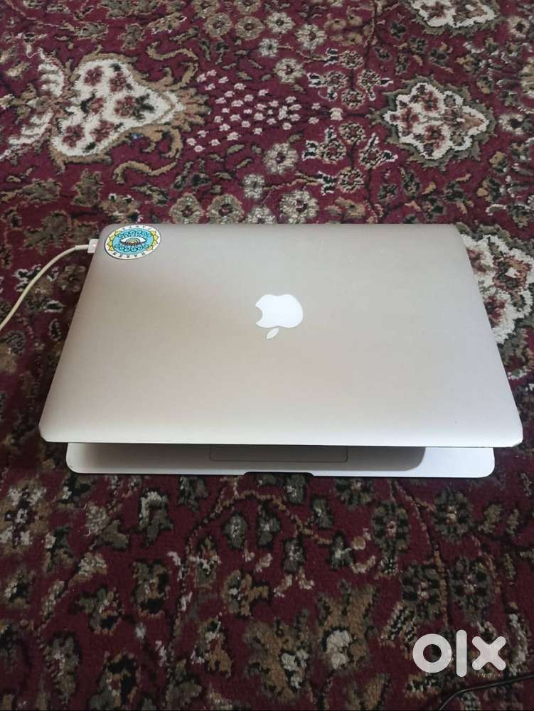 APPLE LAPTOP