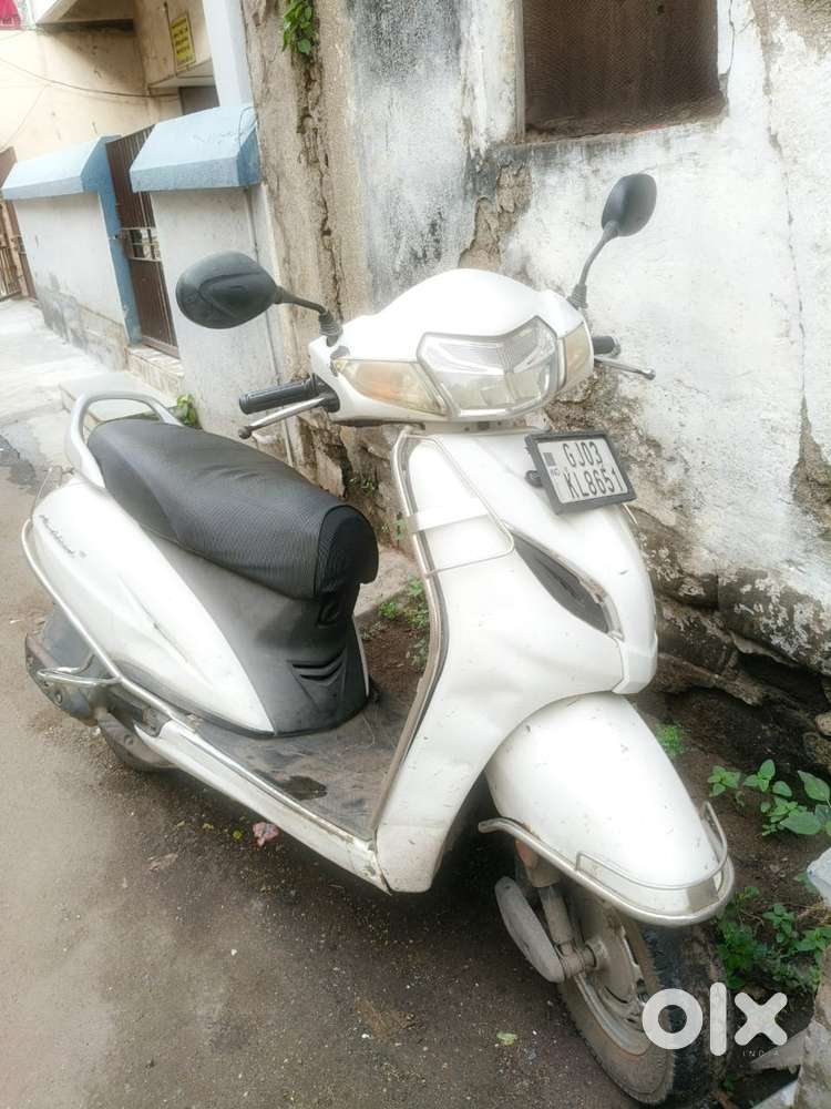 Deluxe Activa 5g white