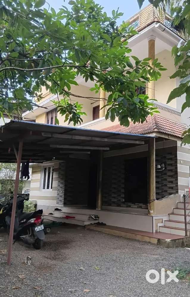 Maradu junction NH 2nd plot 6.5 cent Land with 2100 sqft 5 BHK House