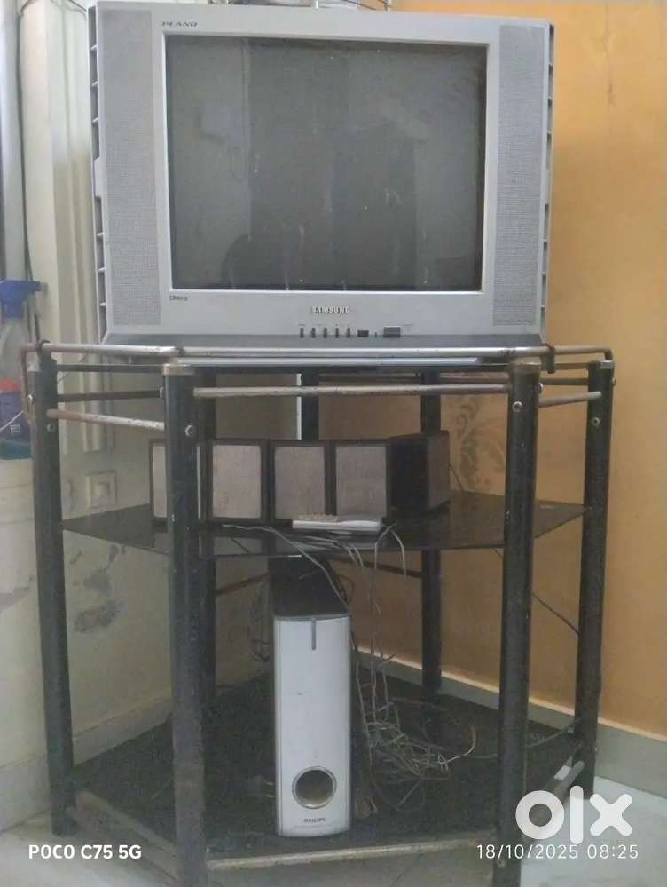 Samsung Tv with stand and speaker