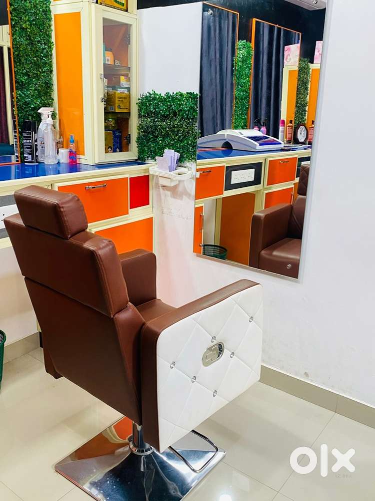 Fully Equipped Family Beauty Salon for Rent – Athikkatukulangara