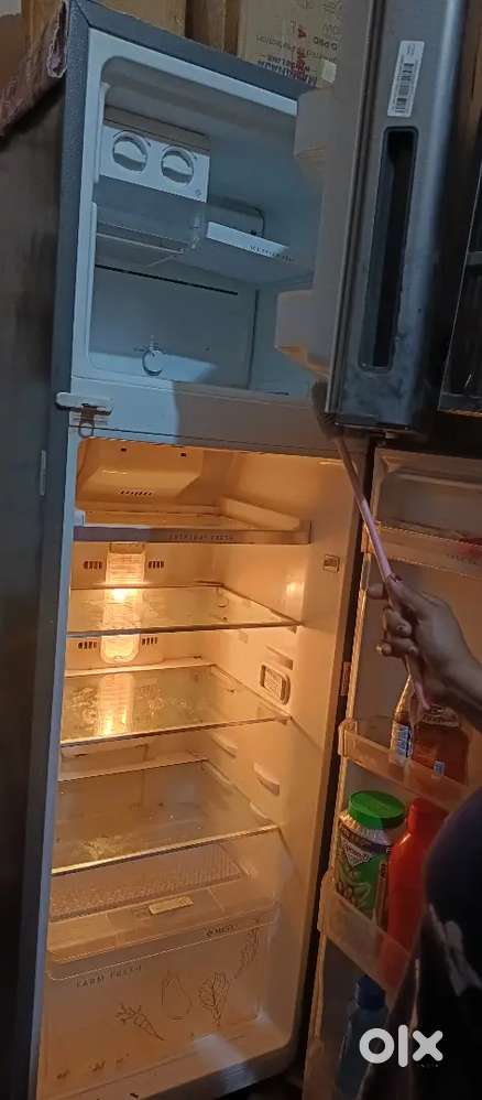 फ्रिज डबल डोर बरपुल का शिफ्ट होने के कारण शिर्ग बेचना हे