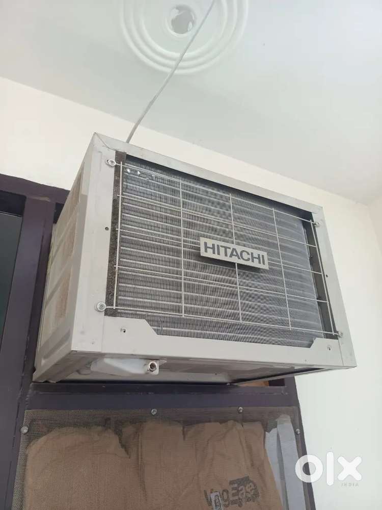 Hitachi 1 Ton 2 Star Window AC – Excellent Condition