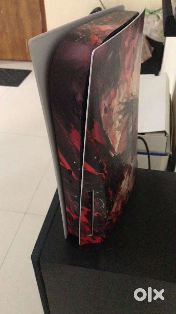 Ps5 standard disc variant with two controllers