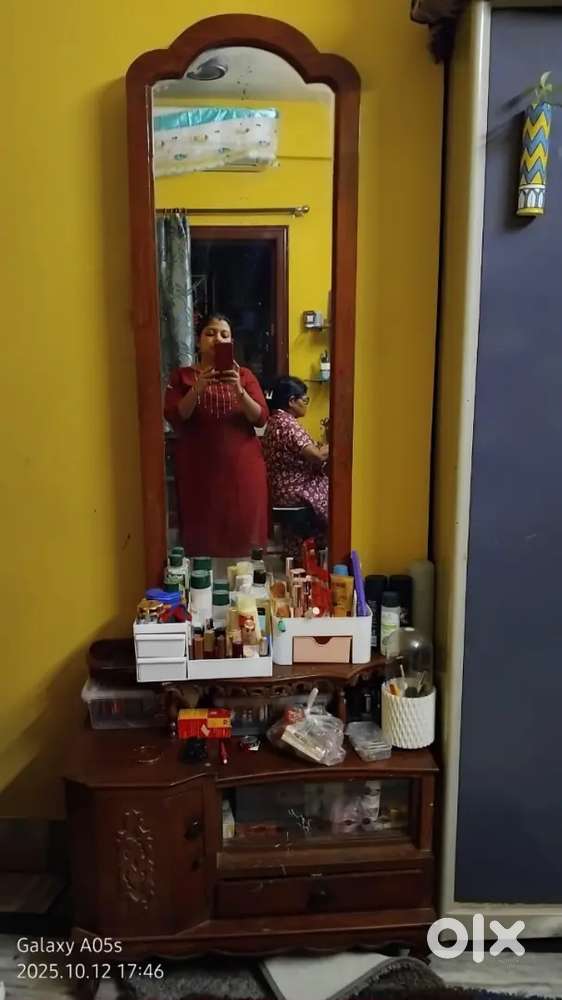 Selling dressing table