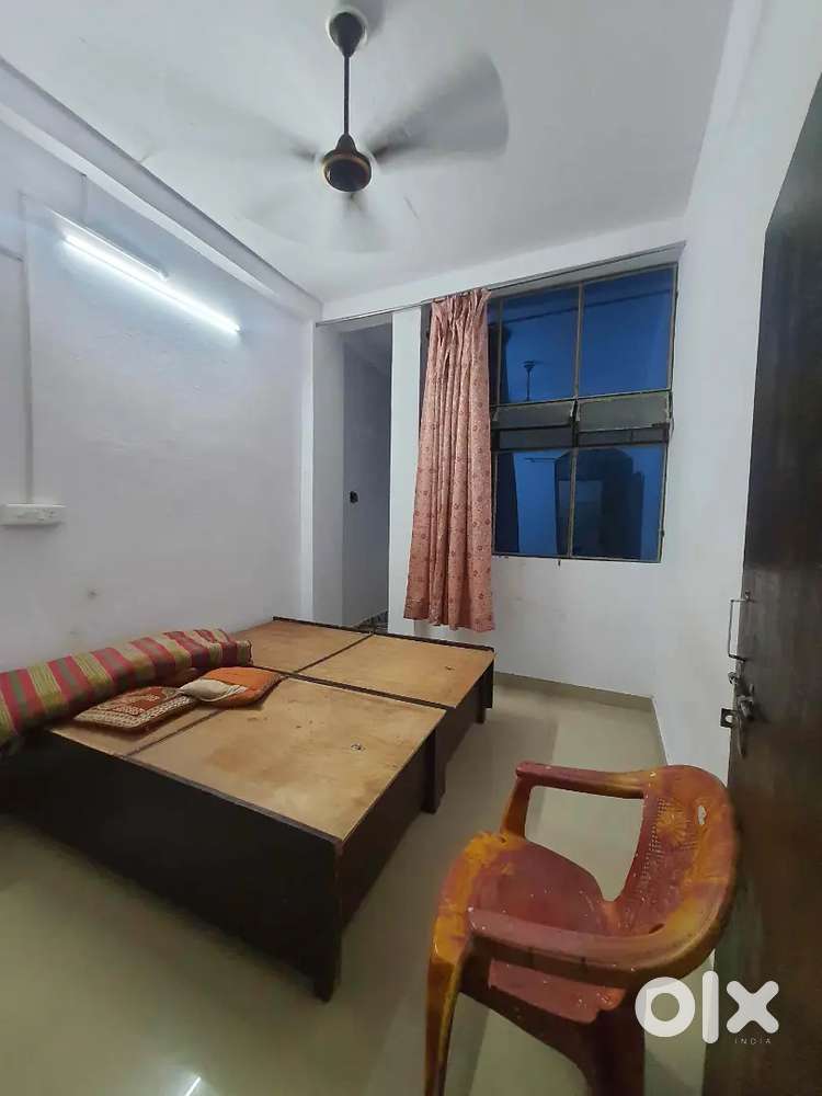 Independent 2 room set with attached kitchen and bathroom.