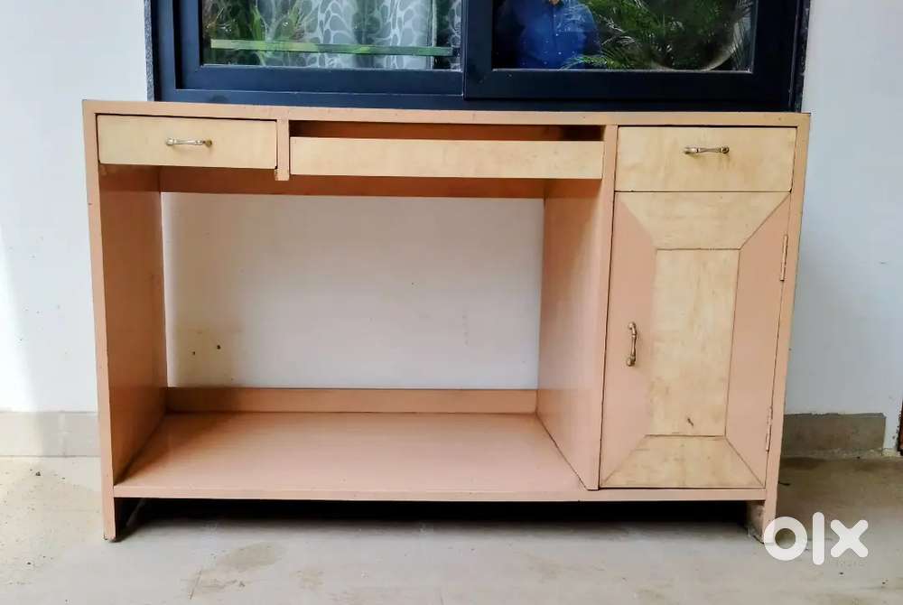 Computer table