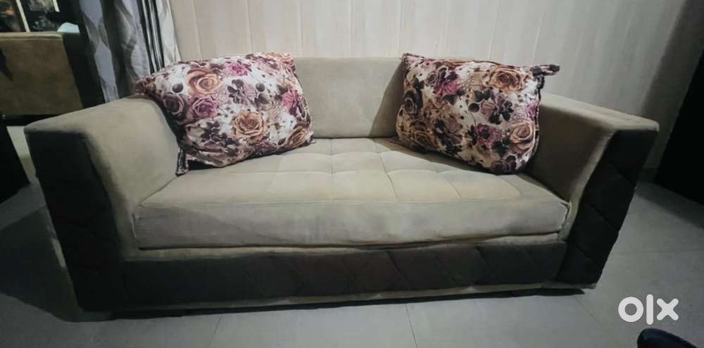 OTG 3000 l and smart apple watch and three seater big sofa