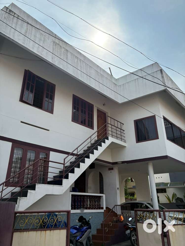 7 bed rooms its available for office and family