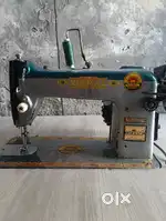 न्यू सिलाई मशीन और साथ में मोटर, पैर है