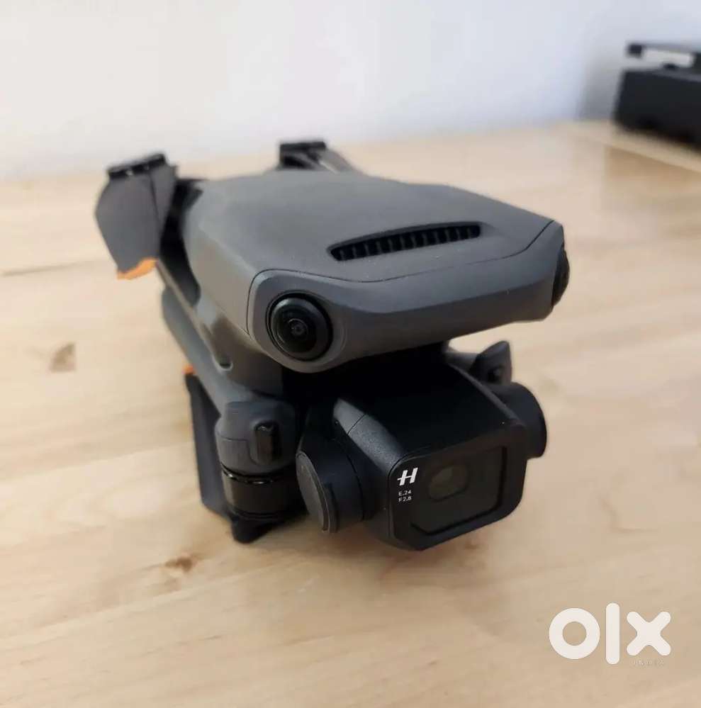 DJI - Mavic 3 Classic Drone and DJI RC Remote Control - BOUND TO ACCOU