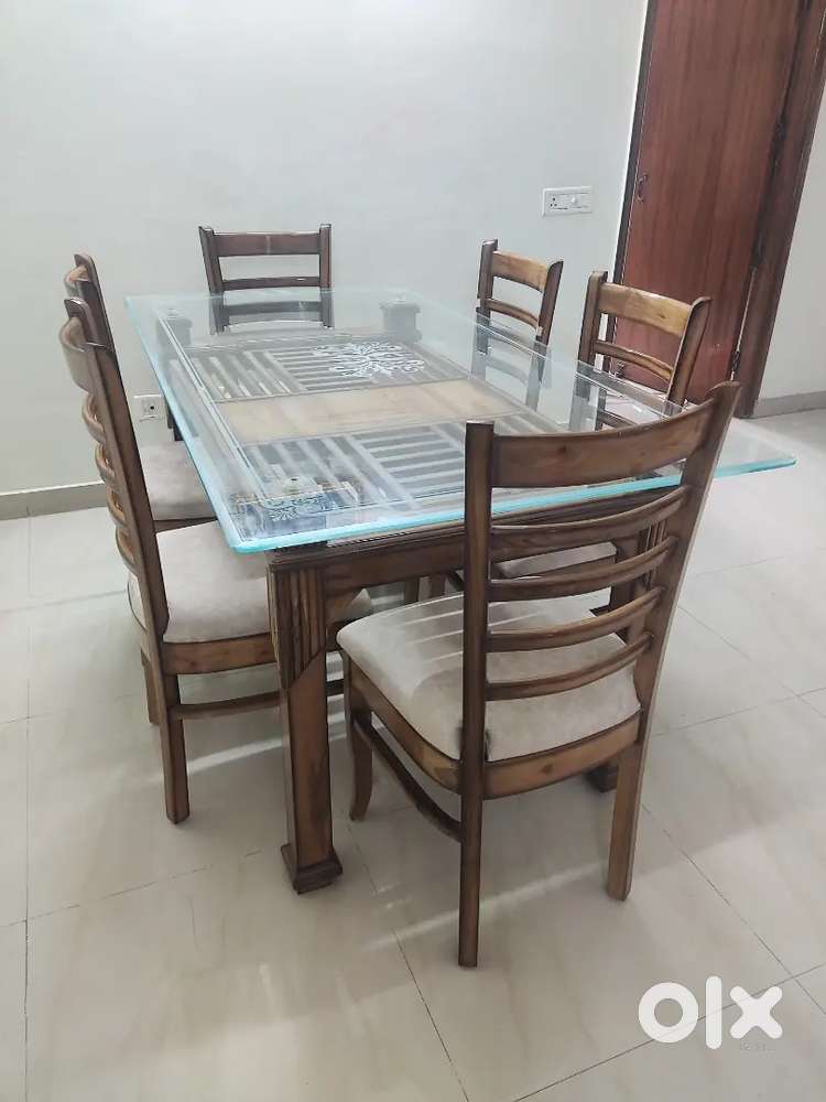 6 Seater Dining Table in Excellent Condition