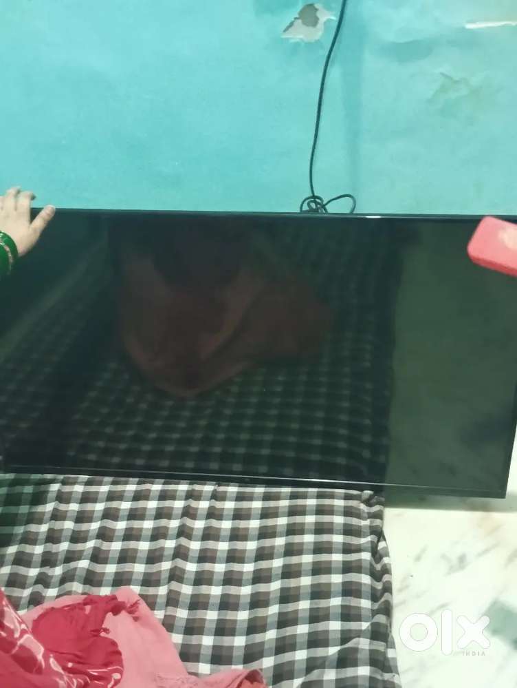 Bs uper lines aa rhi he or bilkul new condition he 43 inches