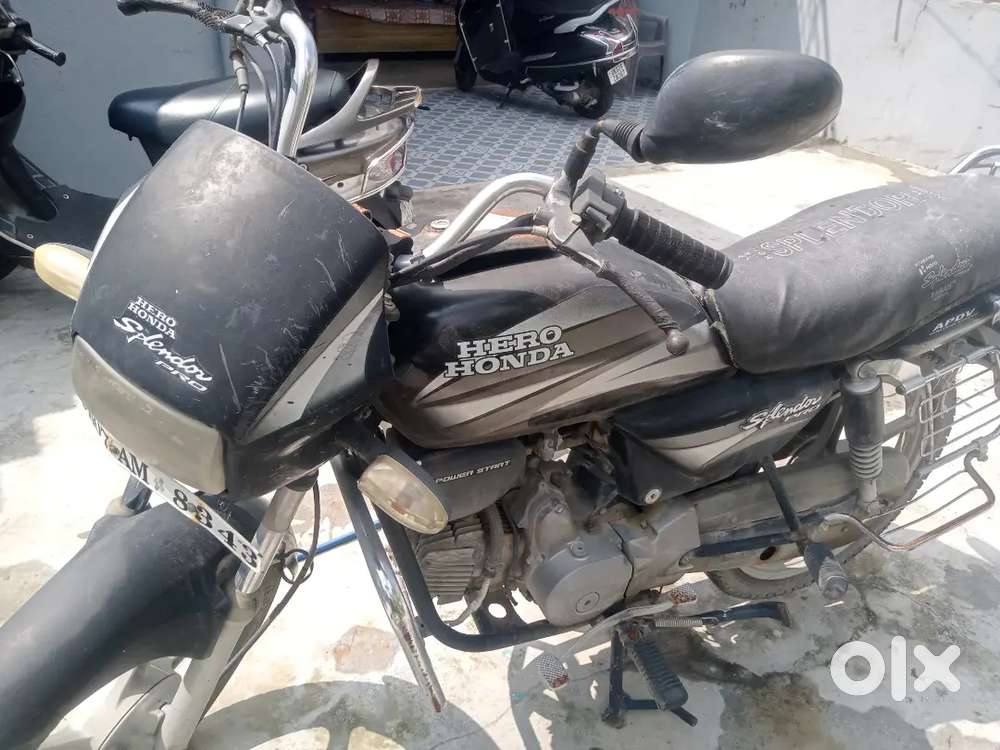 Selling splendor bike okay condition single hand