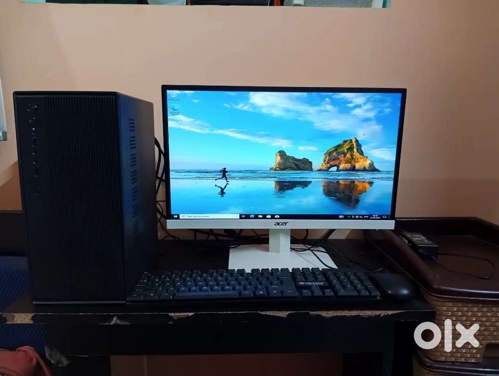 Desktop computer with Acer 22 inch borderless monitor