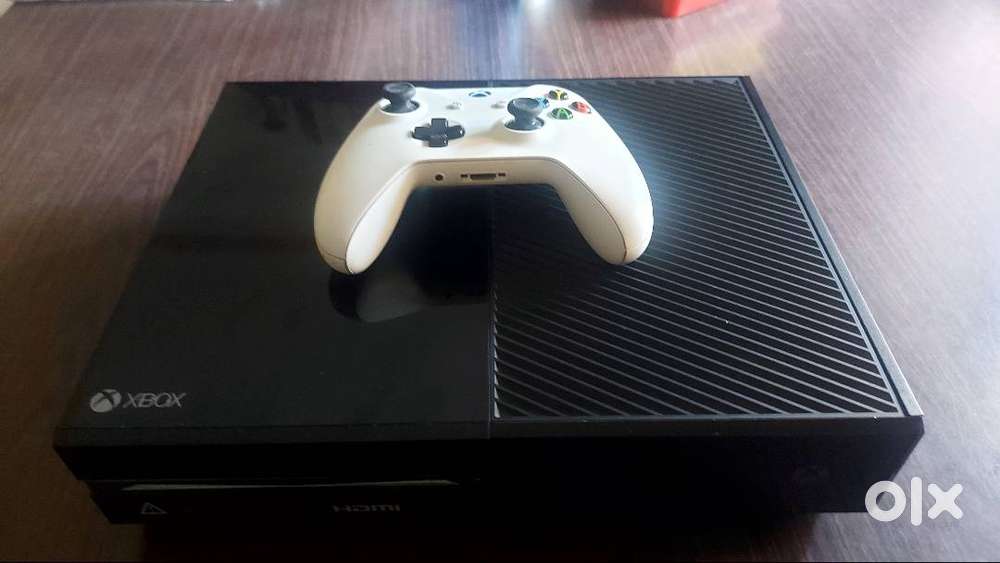 Xbox one console with controller