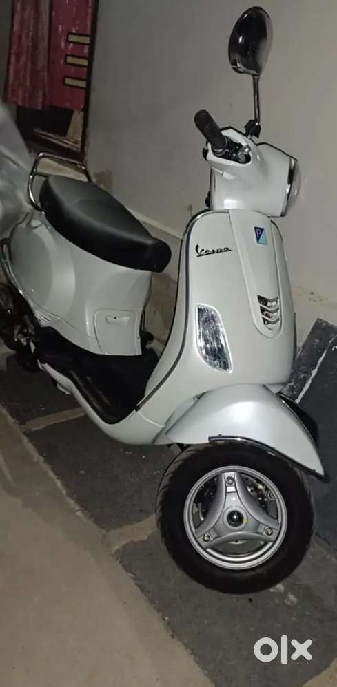 Vespa single hand scooter