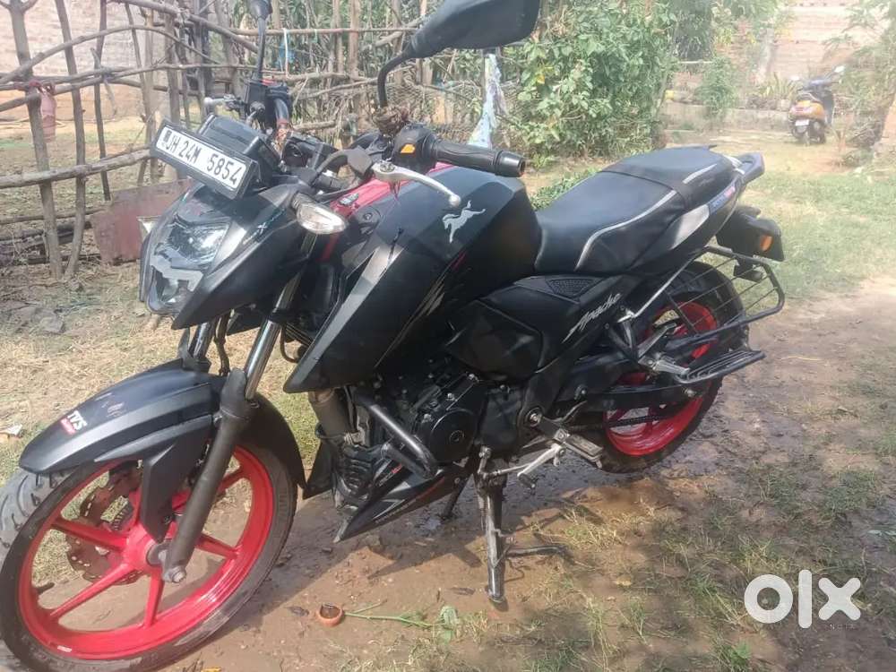 Apache RTR 160 4