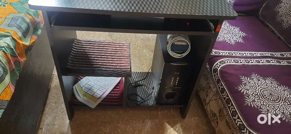 કમ્પ્યુટર ટેબલ વેચવાનું છે