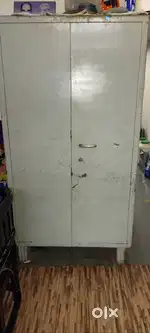 5 feet iron almirah in good condition for sell