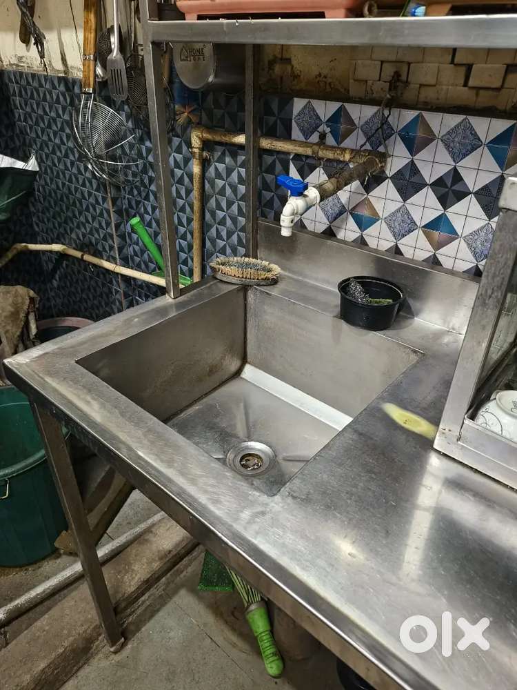 Plates holder with wash basin and food stand