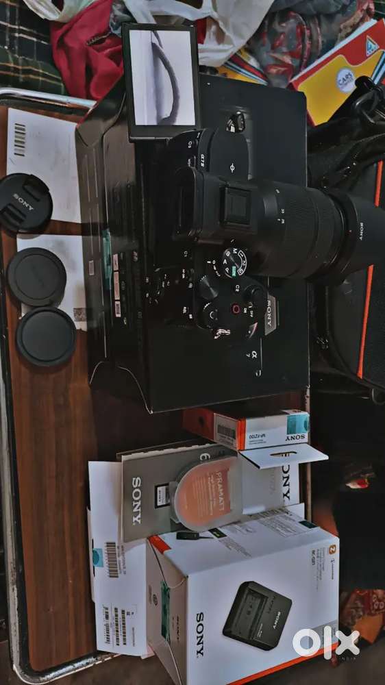 NEW Sony A7m4 2 battery full kit lenss 300 shutter