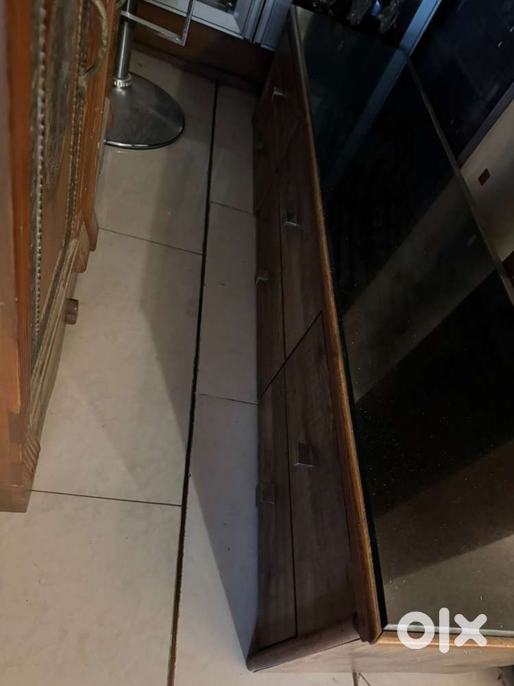 I floor unit with drawers for living room