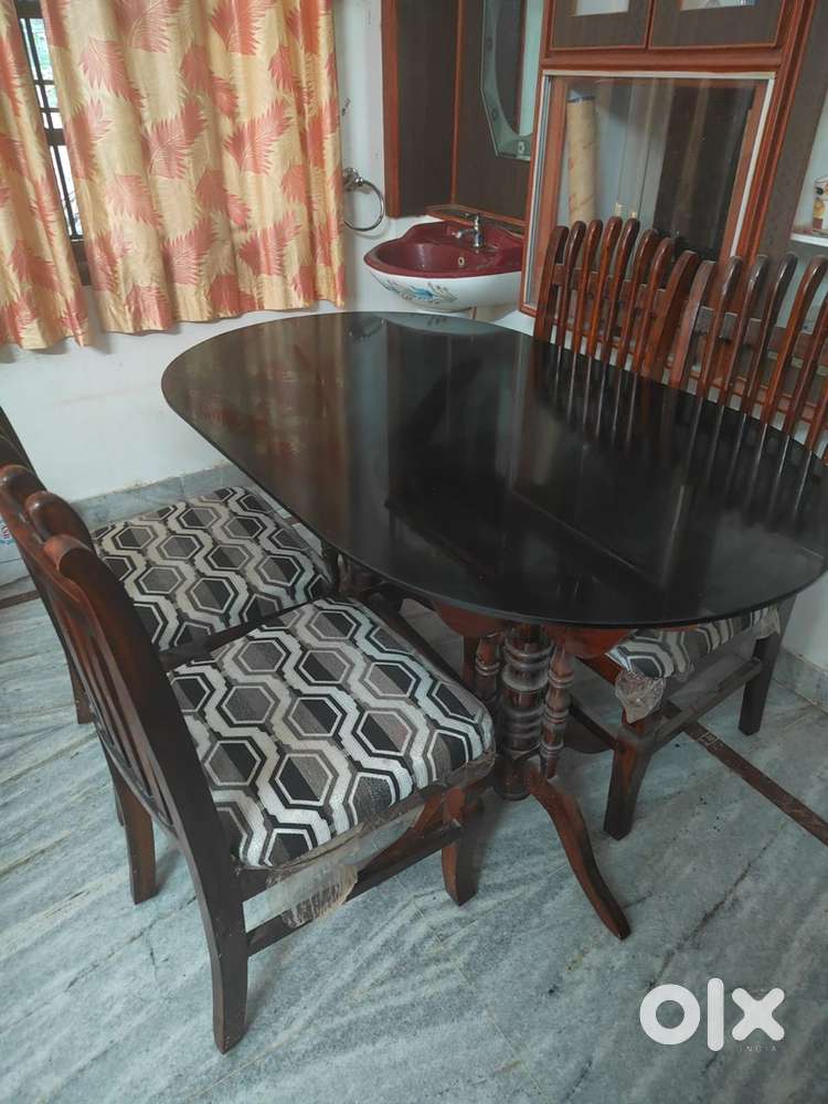 Excellent Condition 4-Seater Dining Table Set with 4 Chairs