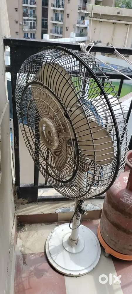 Toofan table fan