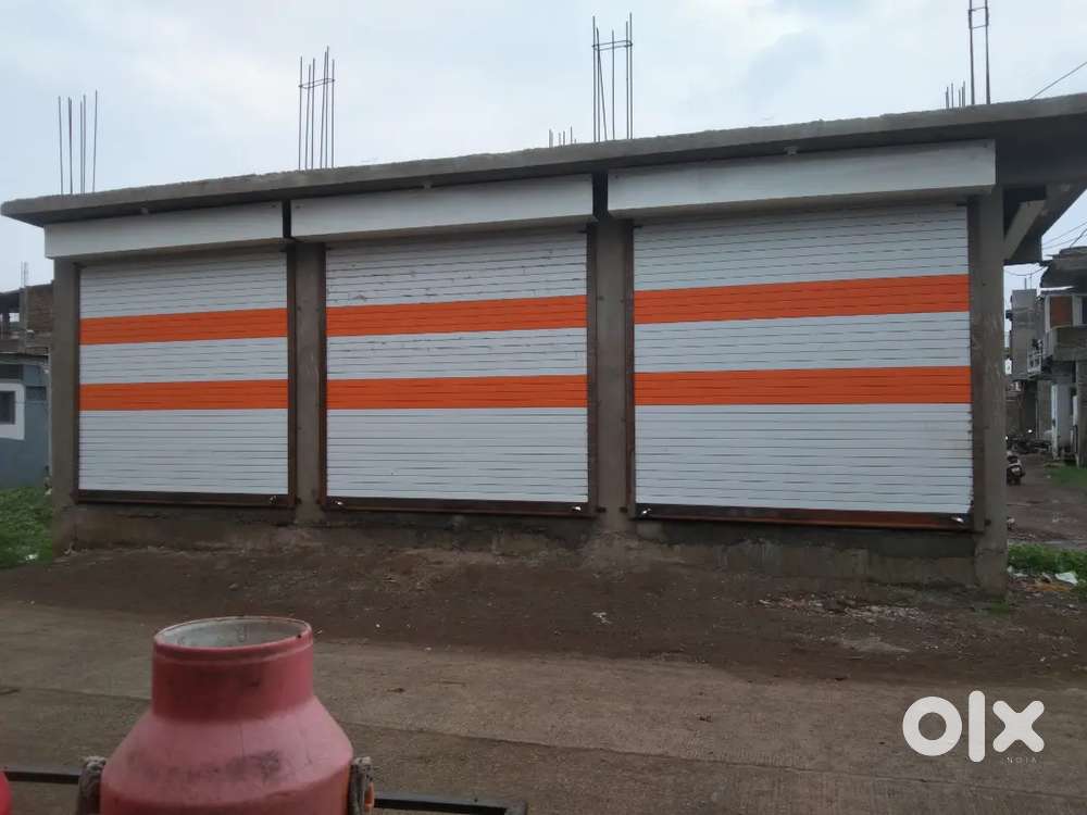 New construction 2 side on road 3 shops