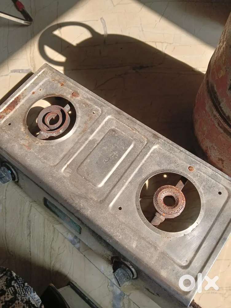 Gas stove with cylinder