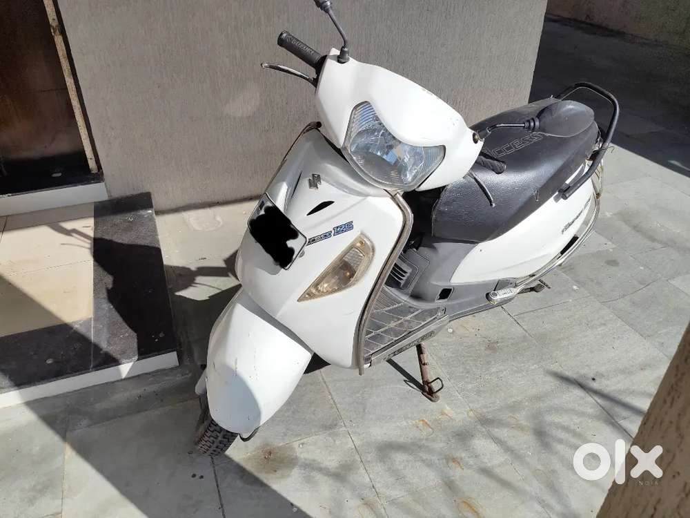 Access 125 GJ 1 passing