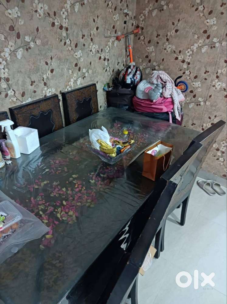 I m selling dining table