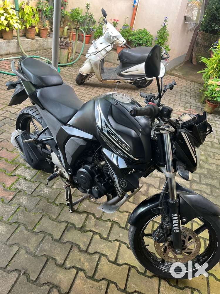 Yamaha FZ FI (limited edition colour)