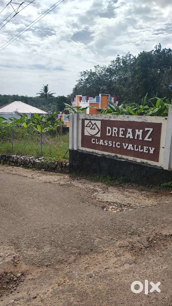 Plot for sale 5.25 cent  good area and residence area near chempoor