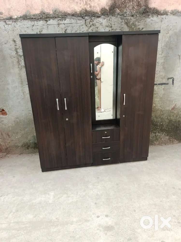Brand new 4 door wardrobe with dressing table 2+1+1