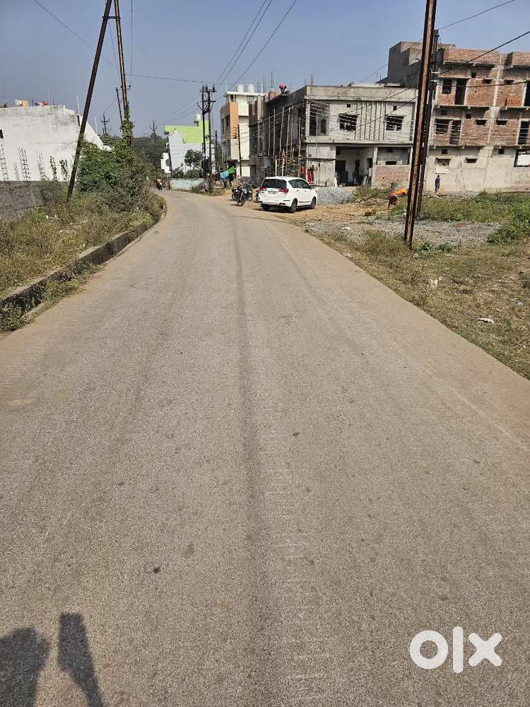 Mahdevghat visarjan kund road club royal ke baju wali plot bechna hai