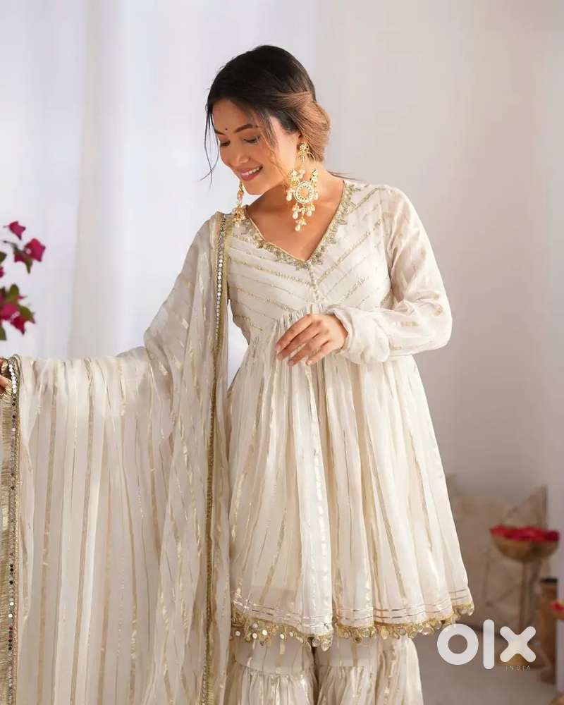 Woman ethnic wear