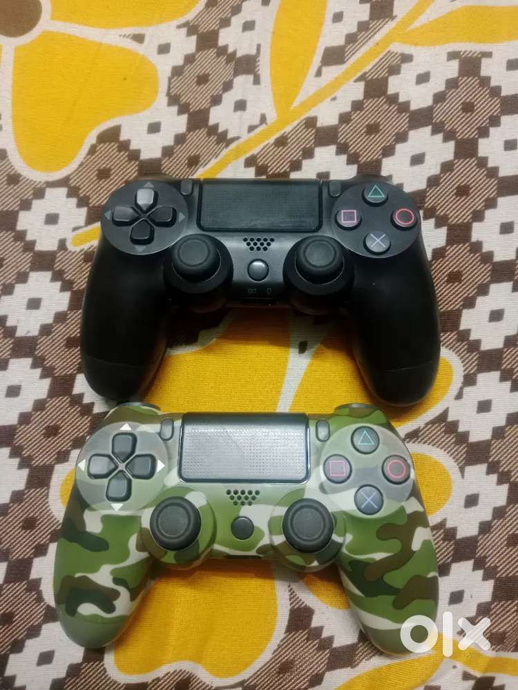 2 PS4 Controllers – Excellent Condition
