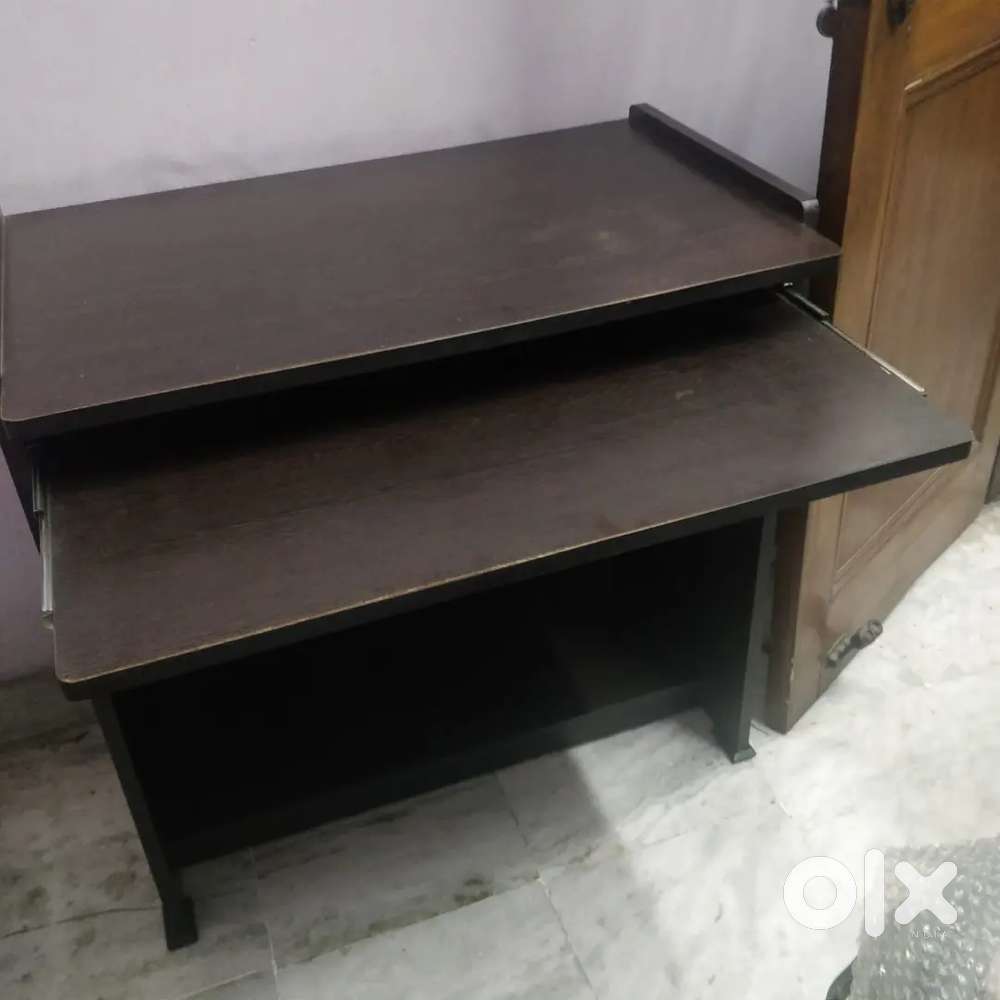 Computer table