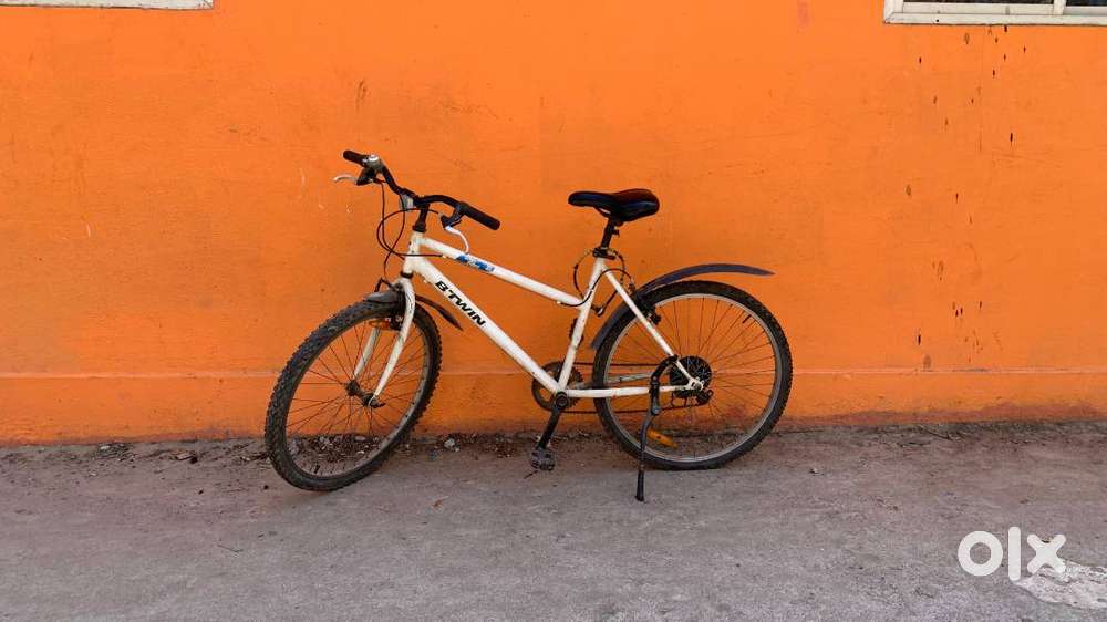 B'Twin 7-Speed Hybrid Cycle - White, Sturdy & Ready for Commute