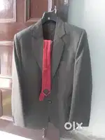 Cort paint hai aur ek bleser hai party' wear 2 time use hai
