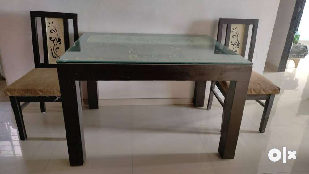 Unique design 4 Seater Dining Table for Sale