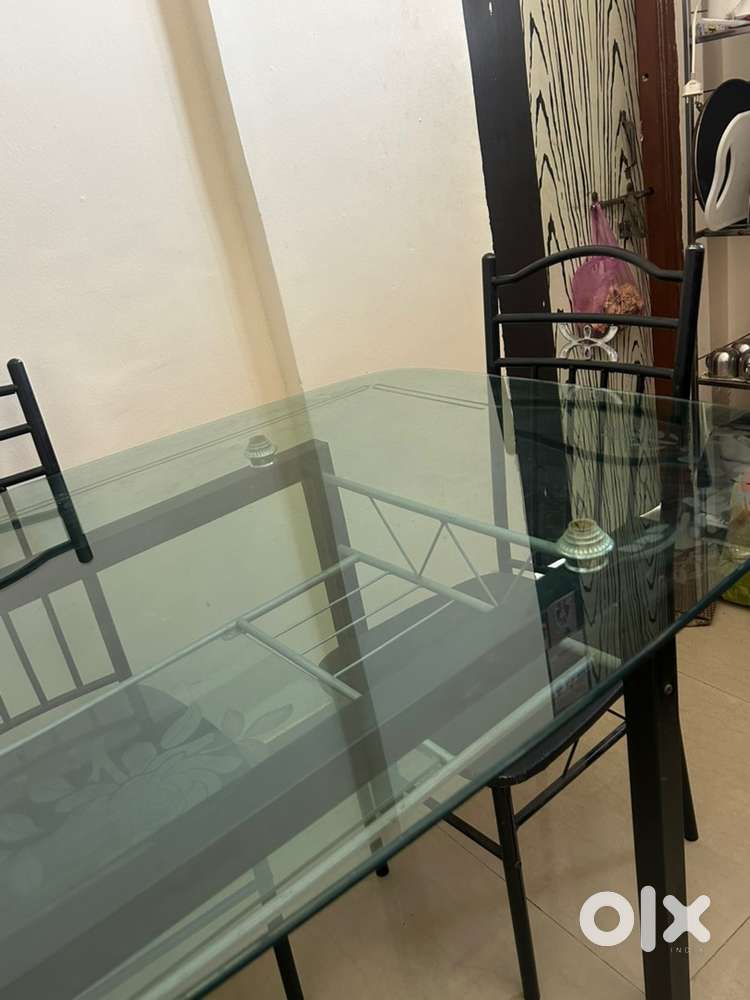 Stylish Dining Table for your Kitchen