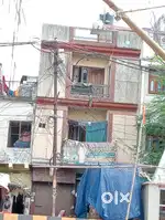 Building niche 2 dukane hai Main road pe Lucknow Kanpur road pe
